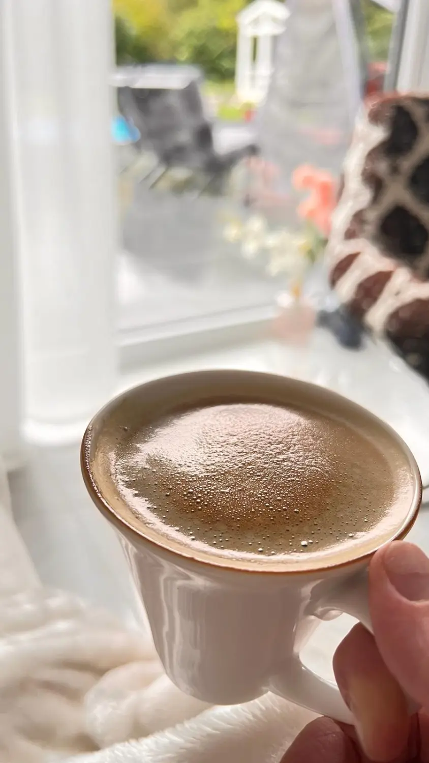 eine Tasse Tee in einem LUXUS-RelaxDays-Apartments